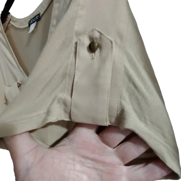 ♥️ 💙 2/$10 Women's Tan Venus shirt Size Large - Picture 6 of 7